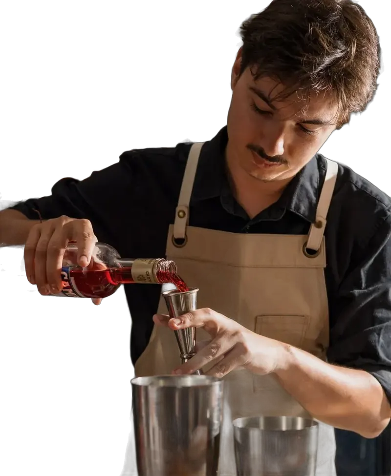 Timothée Dayraut derrière le bar